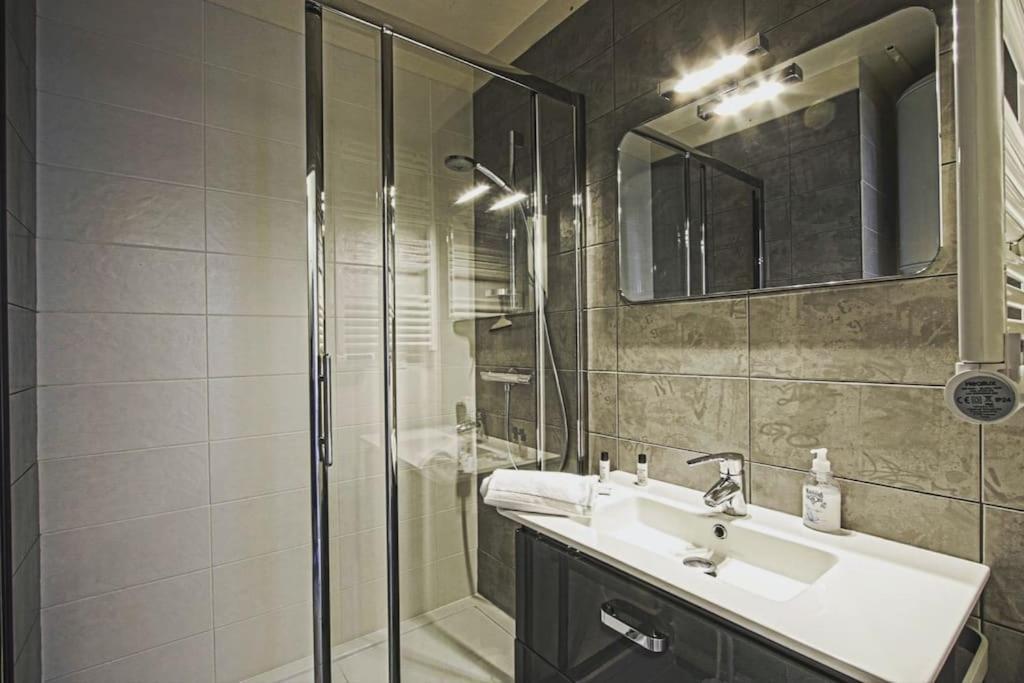 Les Acacias - Cosy - A 10 Min Apartment *